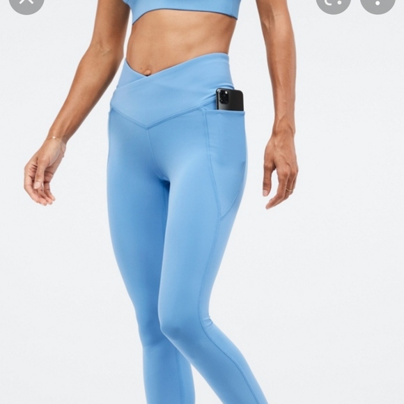 Fabletics Set - Crossover purelux leggings and Oasis twist bra - Picture 4 of 5